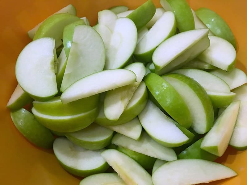 sliced green apples